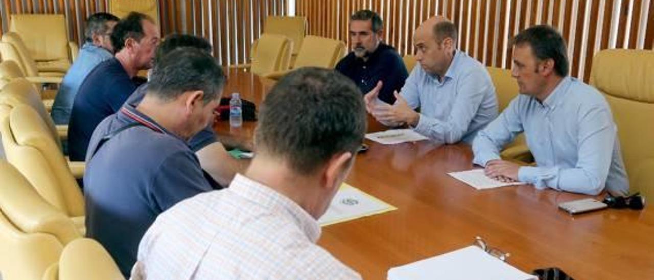 Un momento de la reunión de Echávarri y Bellido con los trabajadores, con Pavón ausente.