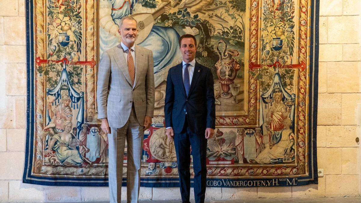 El Rey, esta mañana junto a Llorenç Galmés en el Palacio de la Almudaina.