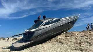 Un barco choca contra el islote de s'Espalmador, entre Ibiza y Formentera