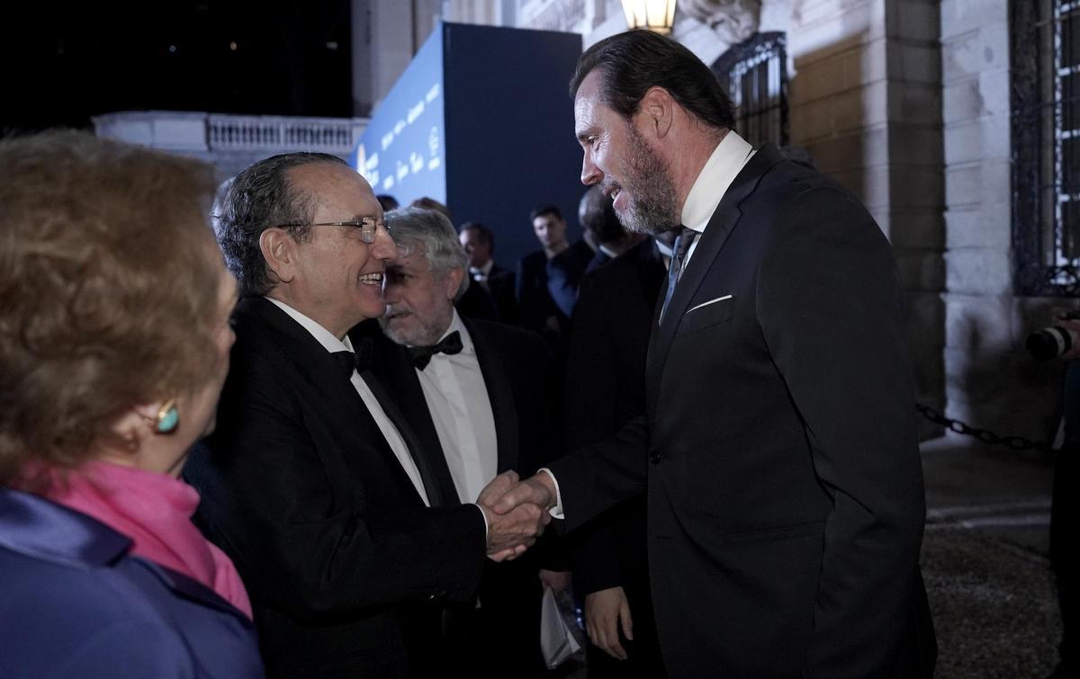 Javier Moll, presidente de Prensa Ibérica, dando la bienvenida a Óscar Puente, ministro de Transportes y Movilidad Sostenible, en el acto de celebración del 45 aniversario de Prensa Ibérica.