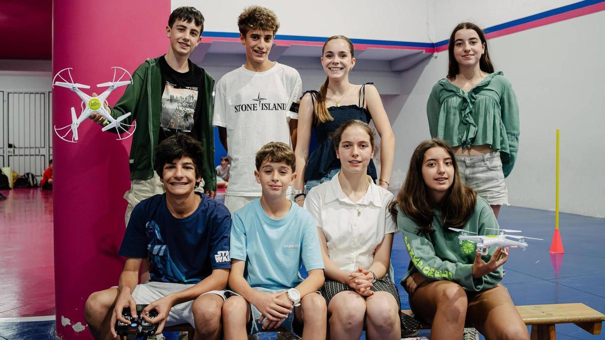 Los subcampeones de la Liga Maker Drone montan un circuito para sus compañeros en el Colegio Maristas de Ourense