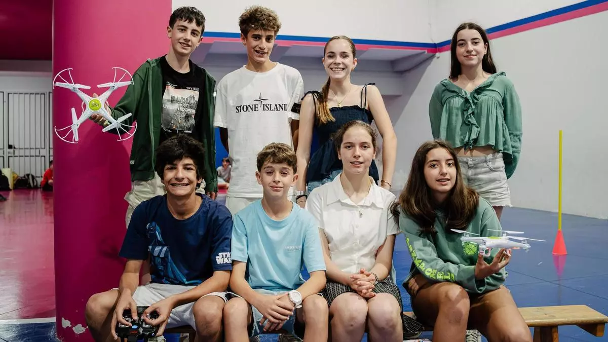 Los subcampeones de la Liga Maker Drone montan un circuito para sus compañeros en el Colegio Maristas de Ourense