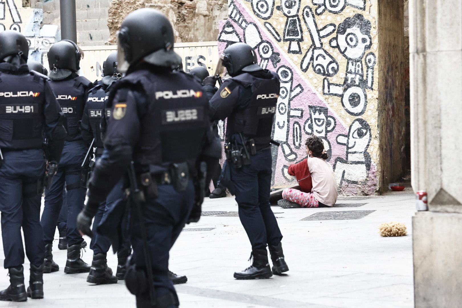 Fuerte presencia policial en el desalojo de un piso okupado en Ciutat Vella