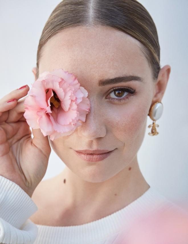 Déborah François con maquillaje de Chanel