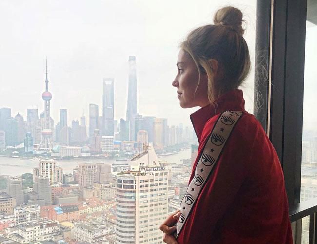 Chiara Ferragni con chándal de bandas laterales