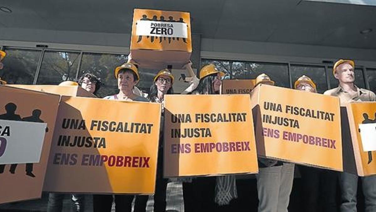 Acción de las entidades ante al delegación de Hacienda, ayer en la plaza de Letamendi de Barcelona.