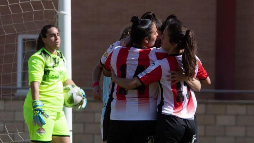 Las jugadoras del ZCF Amigos del Duero celebran un gol. | Ana Burrieza