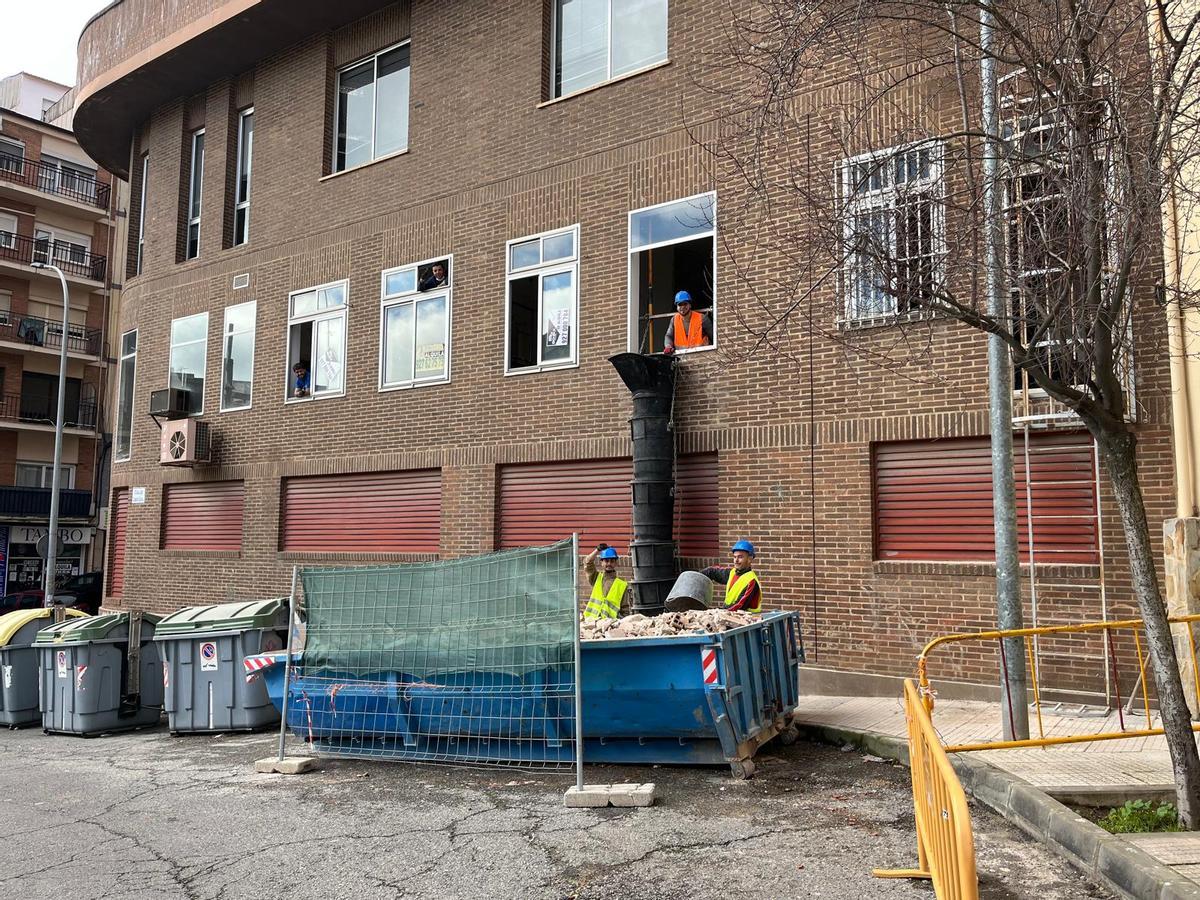 Los operarios siguen desencombrando el inmueble para iniciar la construcción.