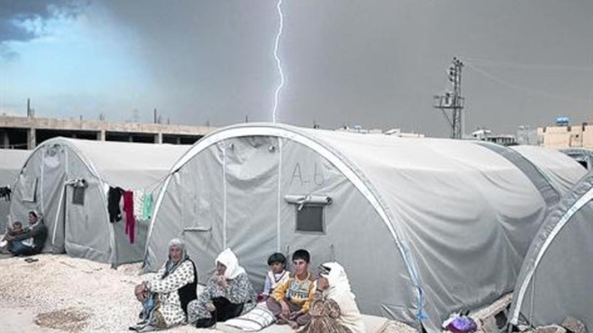 Una familia de kurdos sirios en un campo de refugiados de Turquía, junto a la frontera siria.