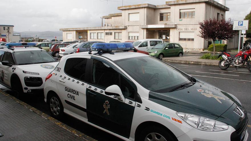 Coches de la Guardia Civil en la casa del mar de Bueu // Santos Álvarez