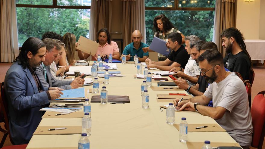 Representantes de la parte empresarial y de los trabajadores en la decimocuarta mesa del metal.