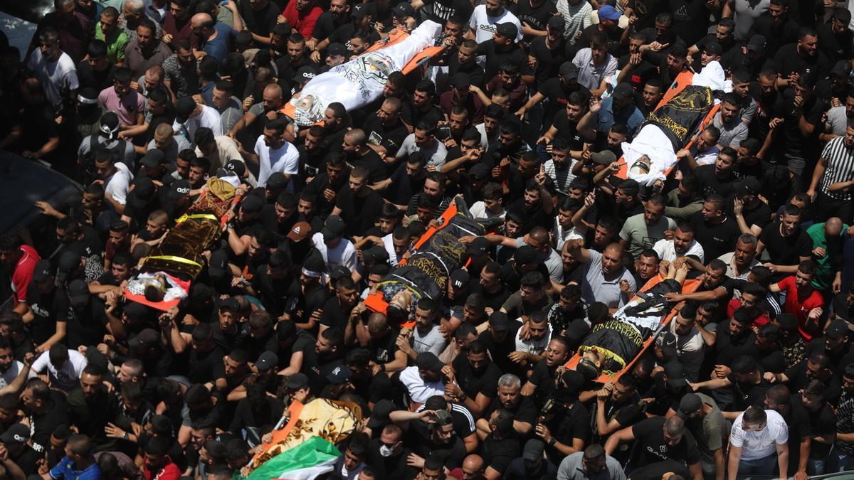 Masiva asistencia a los funerales por los 13 palestinos muertos en Yenín por la ofensiva de Israel.