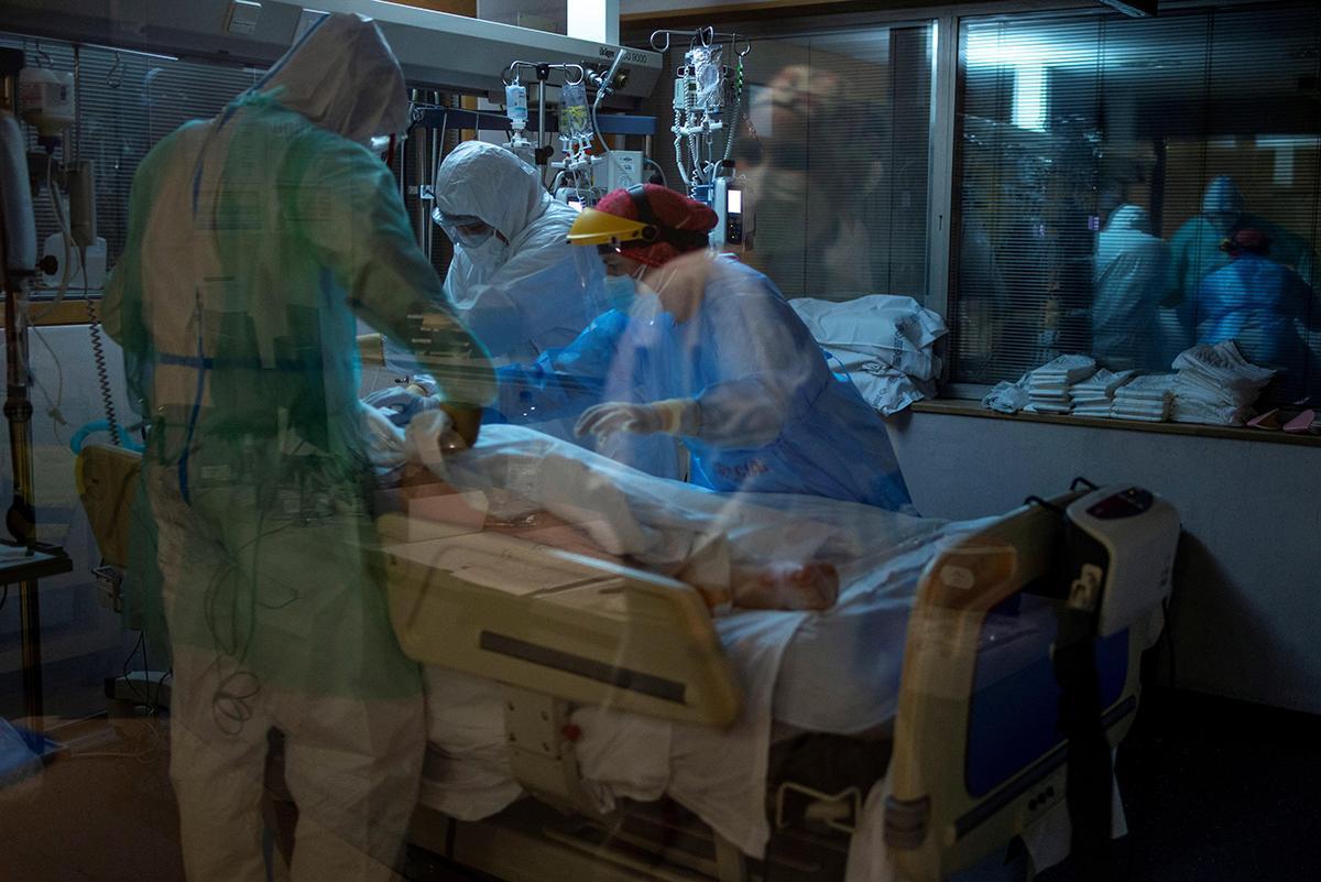 Sanitarios atienden a un paciente COVID en una UCI.