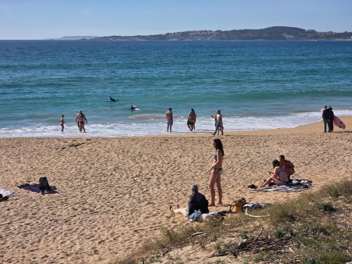 Las playas lucen una imagen veraniega en Viernes Santo. Las playas lucen una imagen veraniega en Viernes Santo.