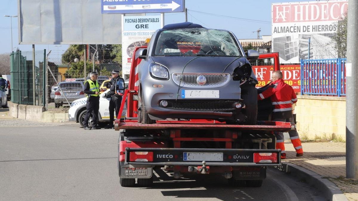Una grúa retira el vehículo accidentado este miércoles en la travesía de Villarrubia, en Córdoba.