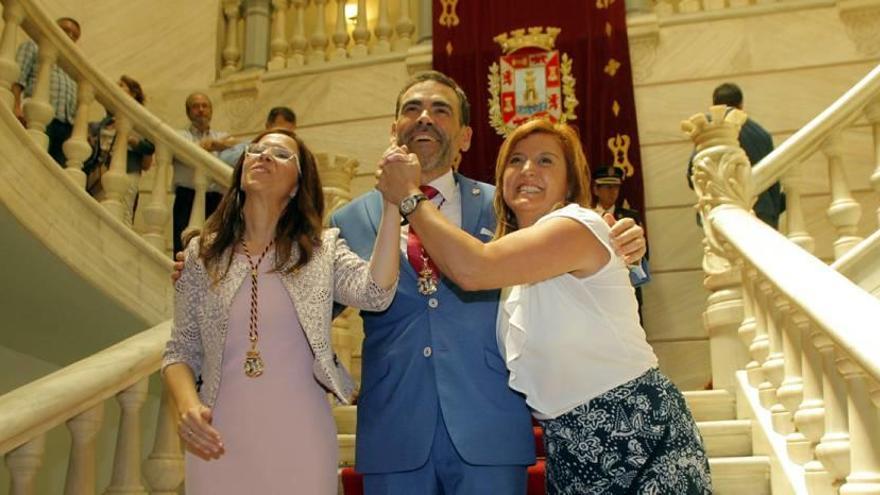 López (c) junto a Castejón (i) y la edil Marcos de Podemos el día que PSOE y MC consiguieron la alcaldía.