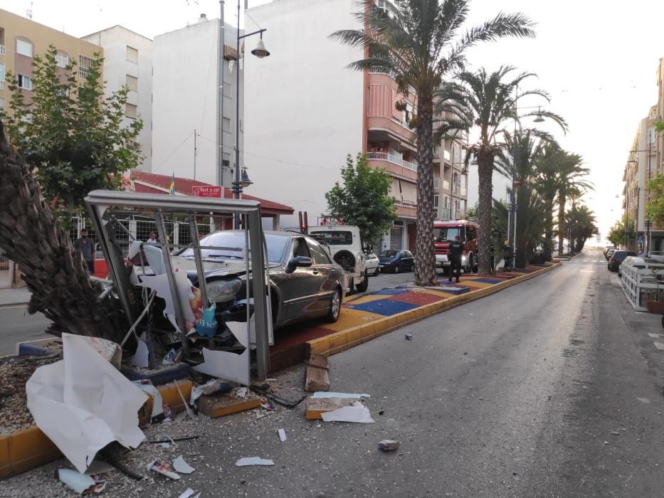 El conductor ha perdido el control del vehículo cuando enfilaba la avenida desde la curva del palangre, por causas que se investigan