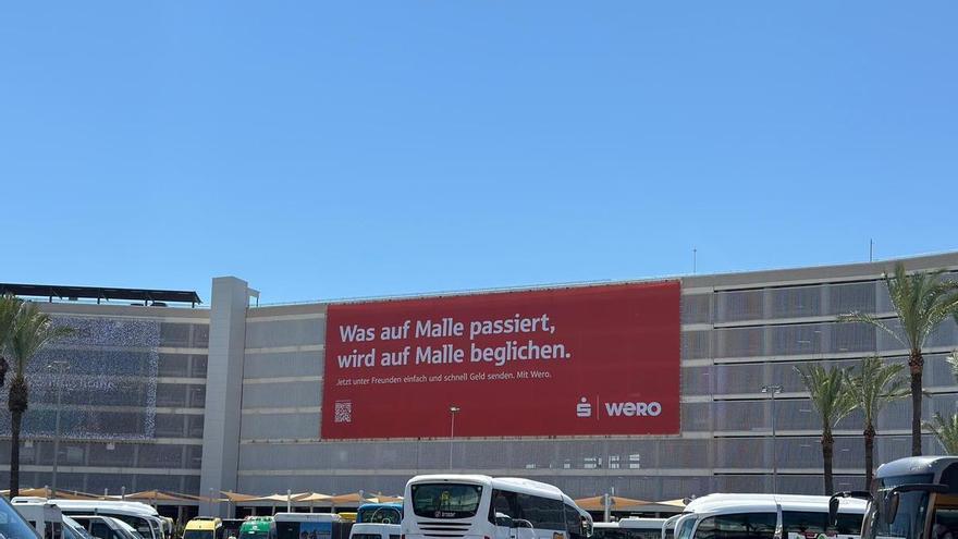 El aeropuerto de Palma mantiene el polémico cartel que ha causado indignación en Mallorca y replica al Govern "que no genera turismo de excesos"