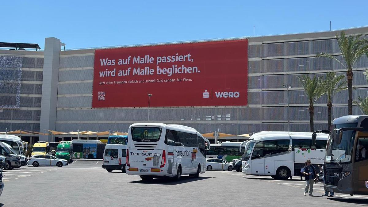 El polémico cartel del aeropuerto de Palma que utiliza la frase de la película 'Resacón en Las Vegas'