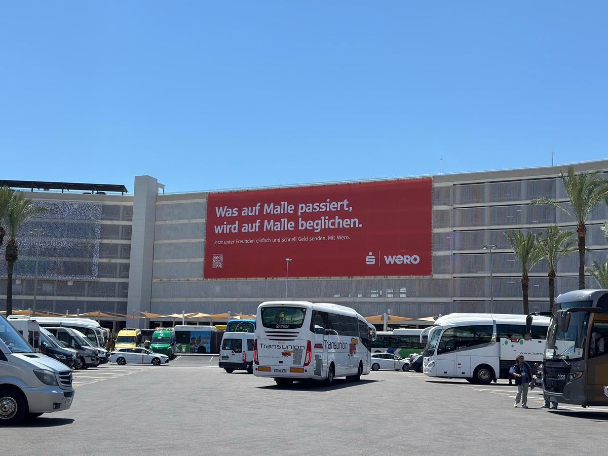El polémico cartel del aeropuerto de Palma que utiliza la frase de la película 'Resacón en Las Vegas'