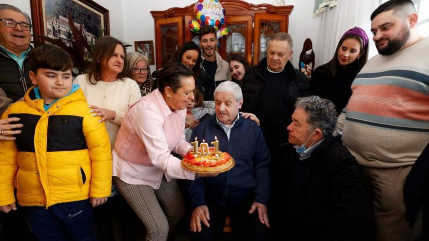 El alcalde felicita a Rudesindo Torres Ucha, de Bora, que celebró su 101 aniversario rodeado de su familia