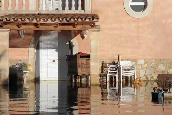 In dem kleinen Dorf in der Nähe des Flughafens von Mallorca steht das Wasser - und fließt seit Dezember nicht ab. Die Anwohner beklagen die Untätigkeit der Politik.