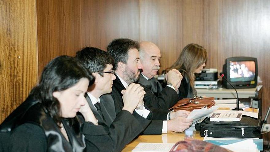 Alfonso Díaz Moñux, segundo por la izquierda, y Tania Varela, al fondo, en el juicio de Asturias