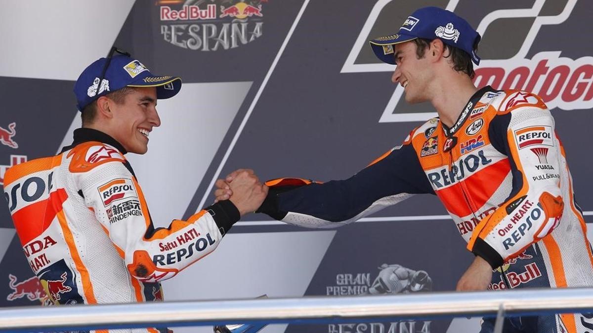 Marc Márquez y Dani Pedrosa comparten su felicidad en el podio de Jerez.