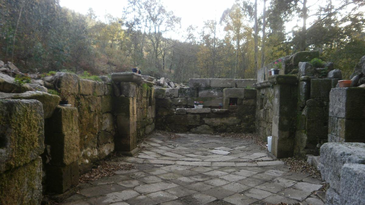 Una imagen de los restos de la capilla de San Lorenzo, que fue reedificada en 1689, y que se encuentra en terrenos de Ardán (Marín).