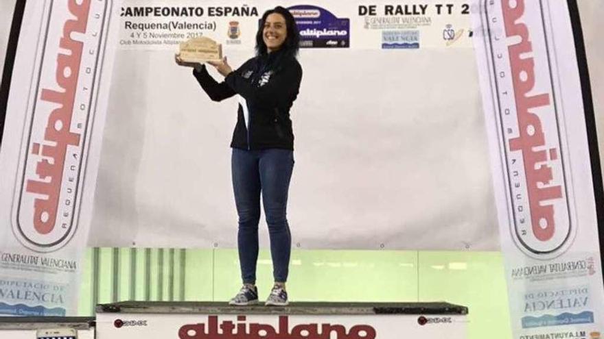 Sara García, en el podio, con el trofeo que la acredita como campeona nacional.