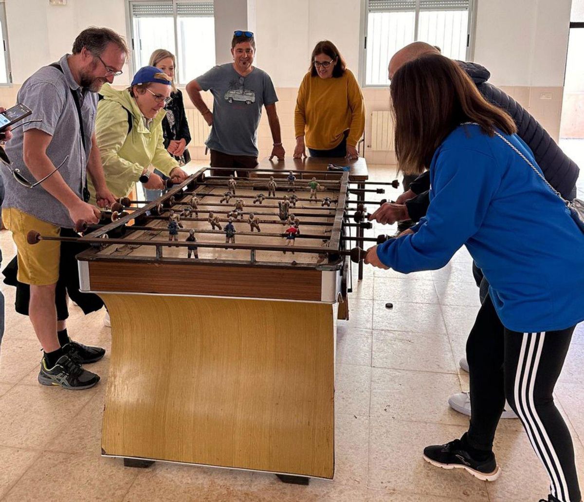 Algunos alumnos juegan al futbolín en la residencia. | Cedida