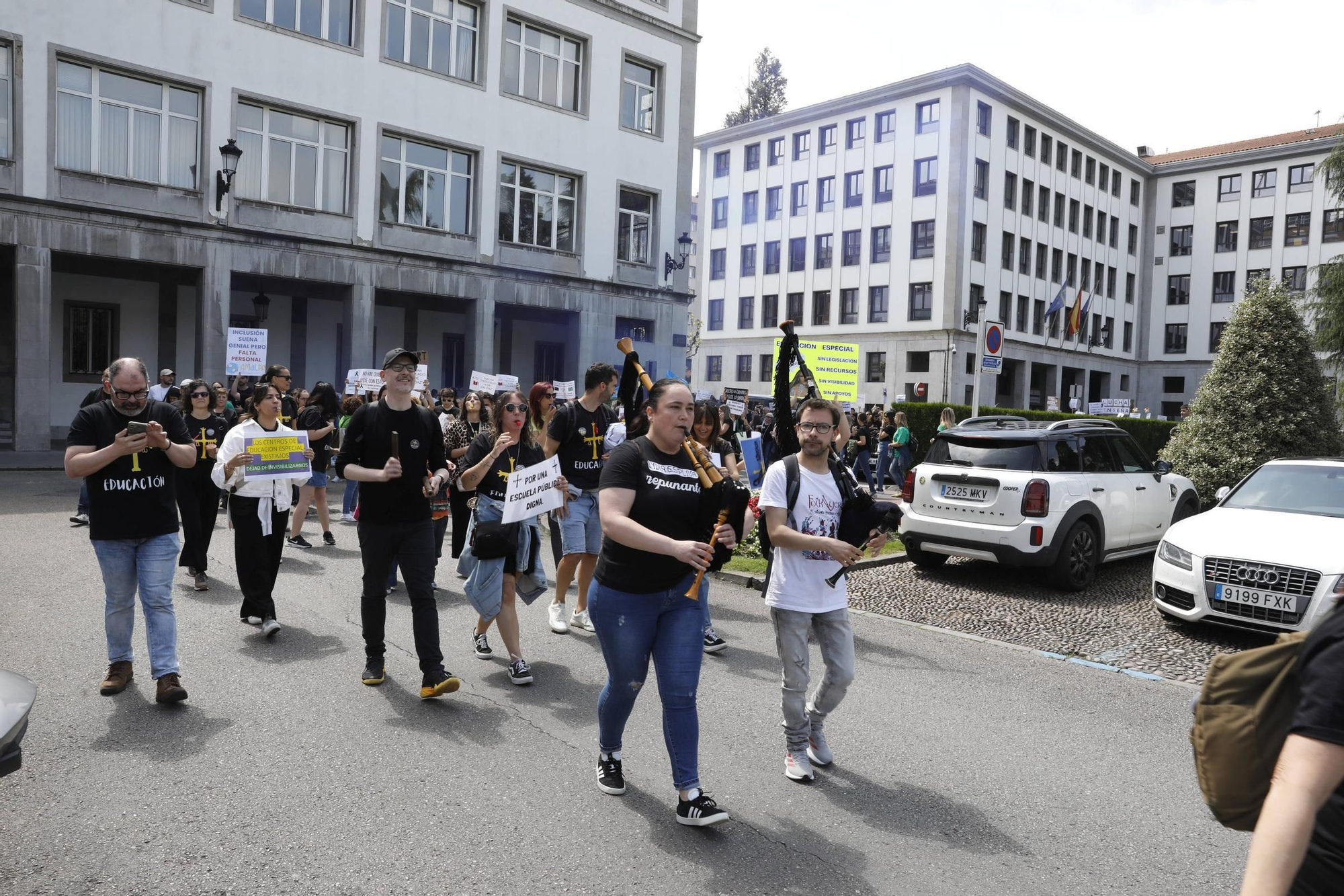 EN IMÁGENES: Segunda jornada de huelga de los profesores y protestas en Oviedo