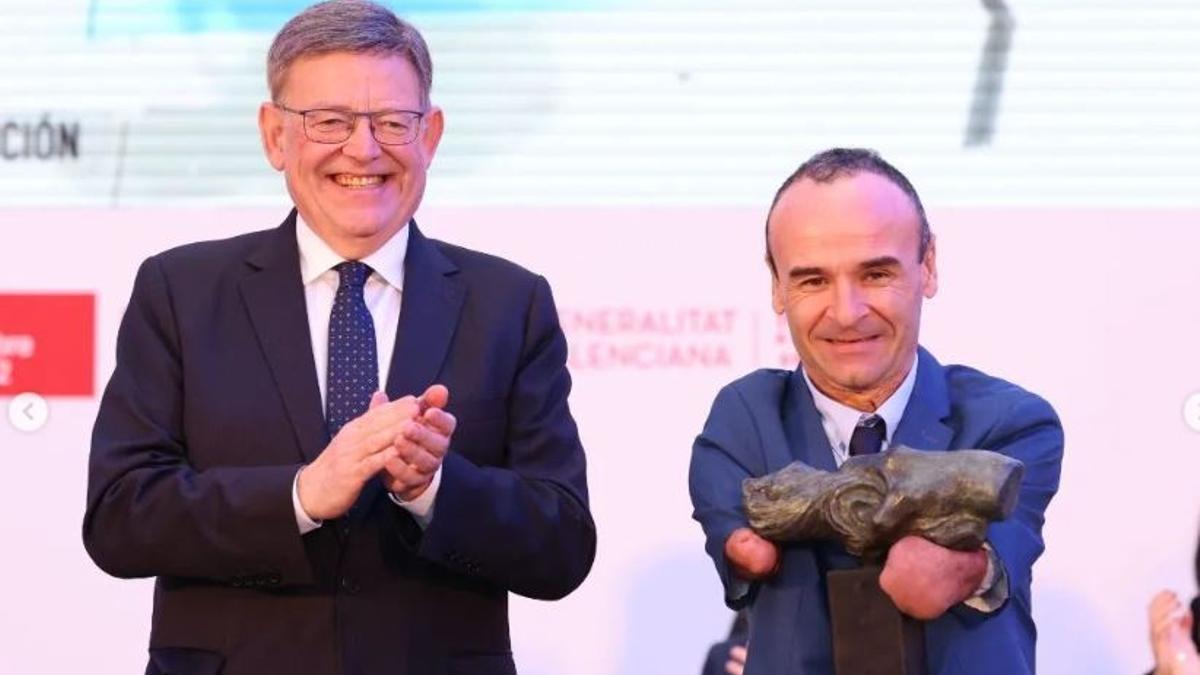 Ricardo Ten posa con Ximo Puig tras recibir el premio