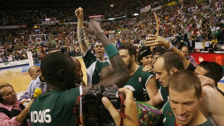 Los cajistas celebran el triunfo sobre el Real Madrid en el play off de la temporada 2007/08.