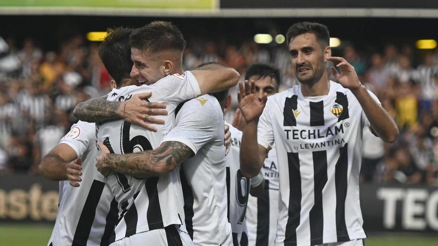 Los jugadores del Castellón celebran uno de los goles marcados al Intercity, rival de este sábado, en Castalia.