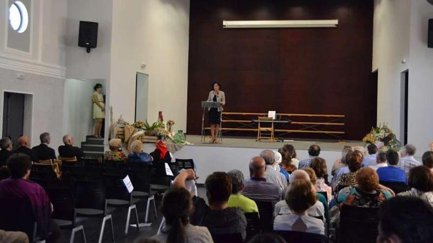 La alcaldesa Sandra González durante su discurso inaugural en el escenario de la Casa da Cultura.