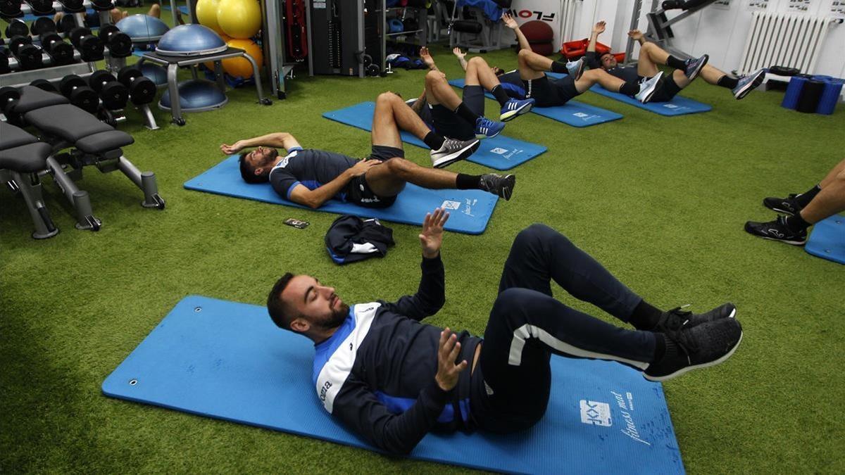 Varios jugadores del Espanyol se ejercitan en el gimnasio.