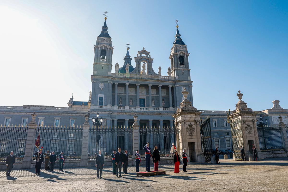 El rey Felipe VI preside la celebración de la Pascua Militar este viernes en la plaza de la Armería de Madrid, frente al Palacio Real.