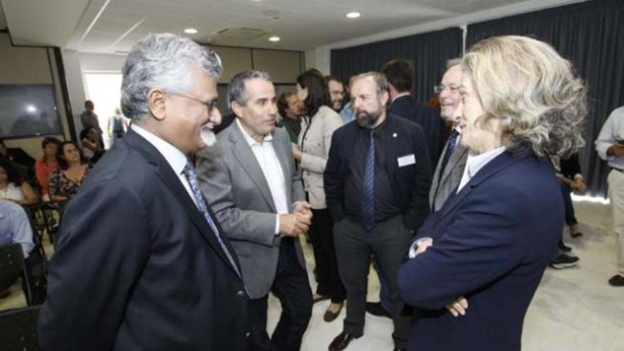 El presidente del Cabildo, Mario Cabrera, dialoga con algunos ponentes antes del inicio de la Conferencia. i  G. FUSELLI