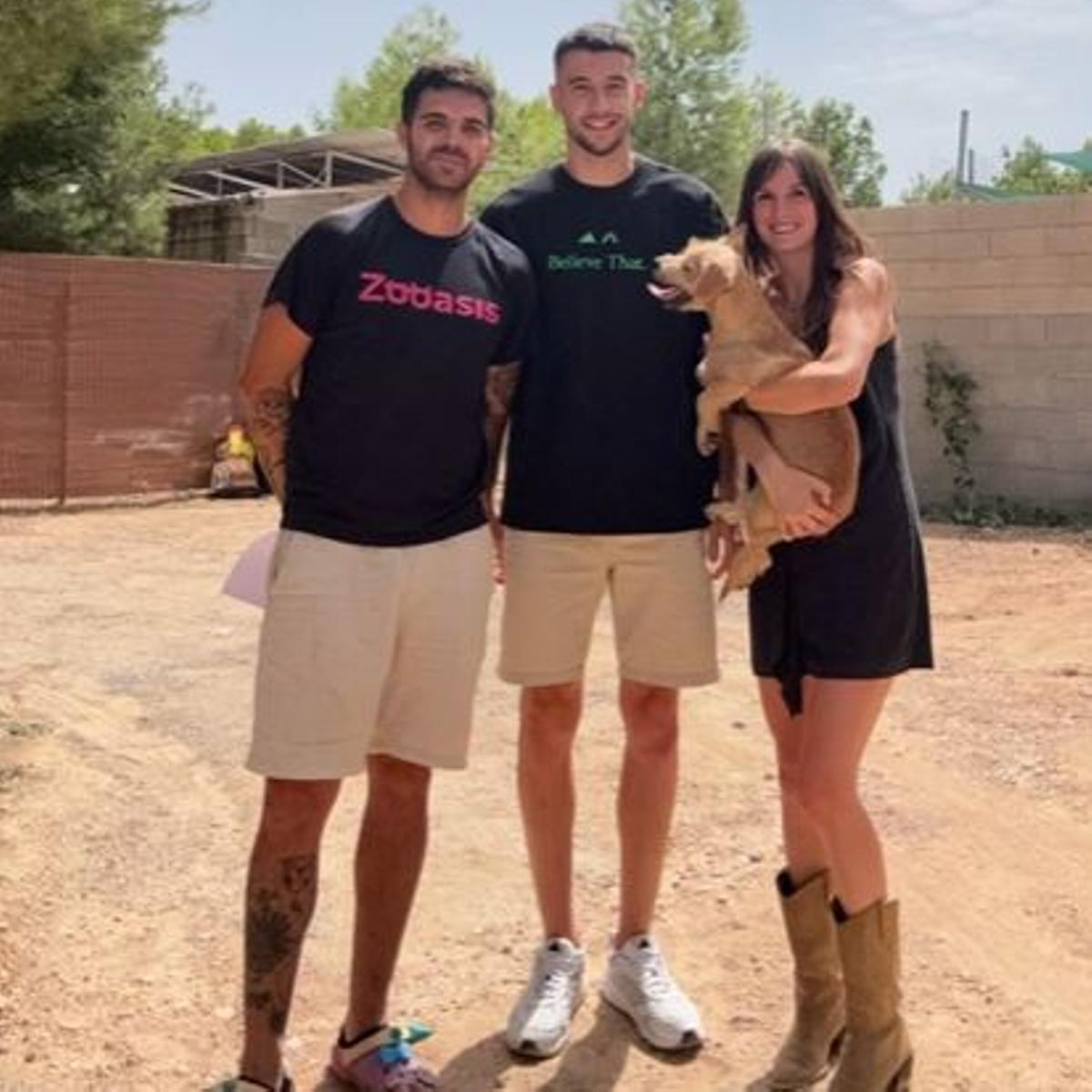 Juan Manuel, Joan y Anna, en el refugio de animales de Albacete