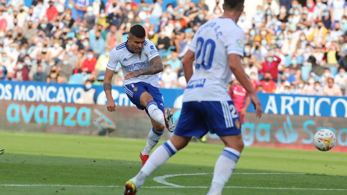 Narváez dispara a puerta para conseguir el único gol zaragocista.