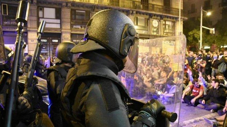 Cuatro personas pierden un ojo por proyectiles de la policía en Barcelona