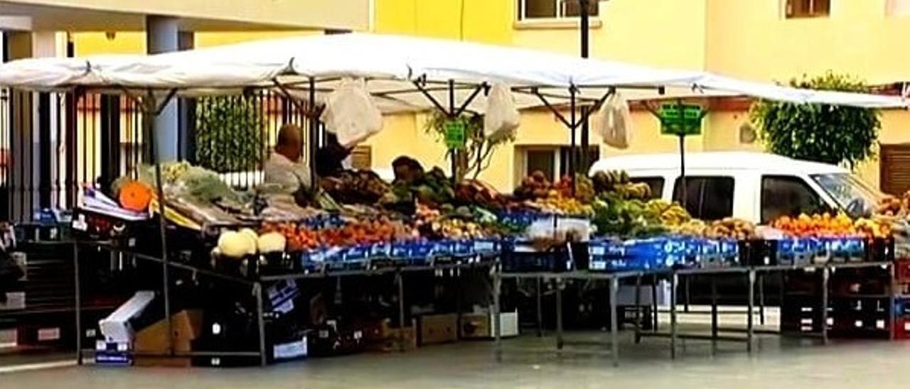 Uno de los puestos en el mercadillo en su nueva ubicación, en la plaza de Las Ramblas.