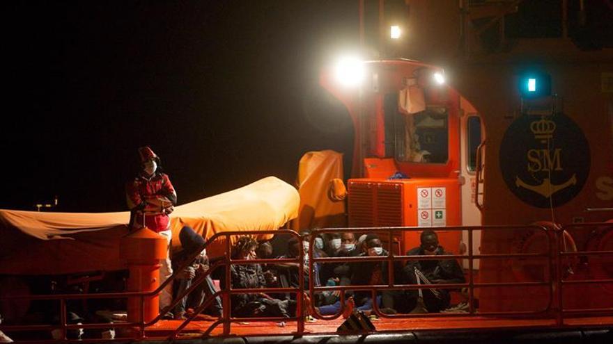 Buscan una patera que se dirige a Canarias con 63 personas a bordo