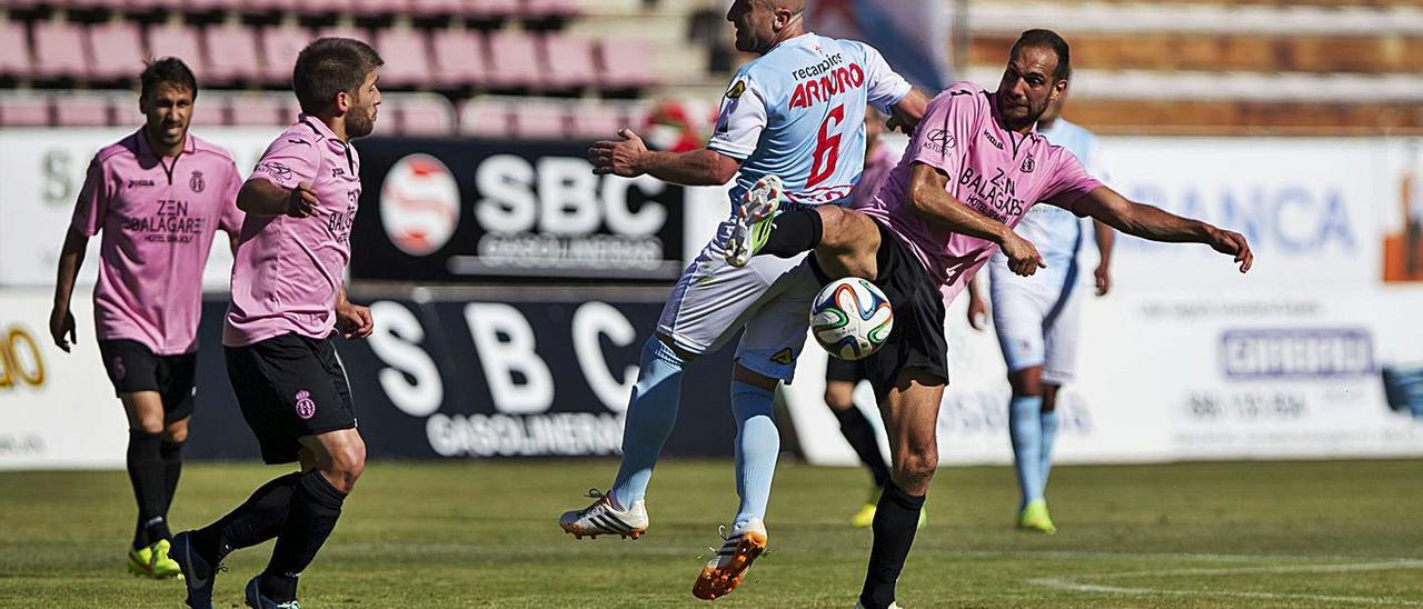 Jairo disputa un balón durante el Compostela-Avilés, con Álex Arias y Gerardo a la izquierda. | LOF