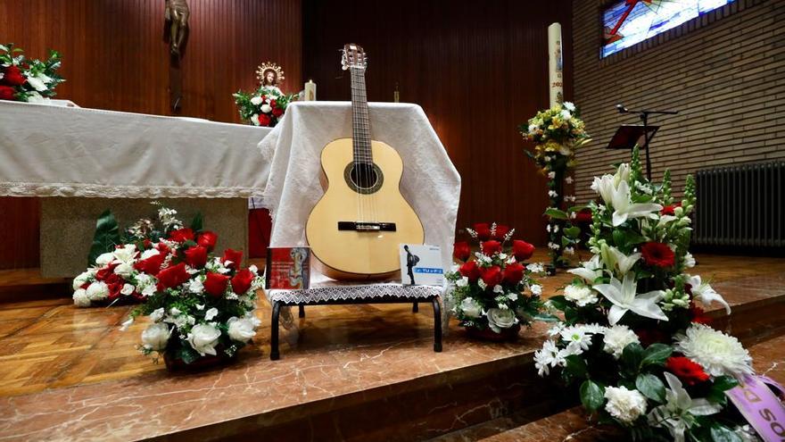 Vídeo | Multitudinaria despedida del padre Javier, el cura rockero, en San Gregorio