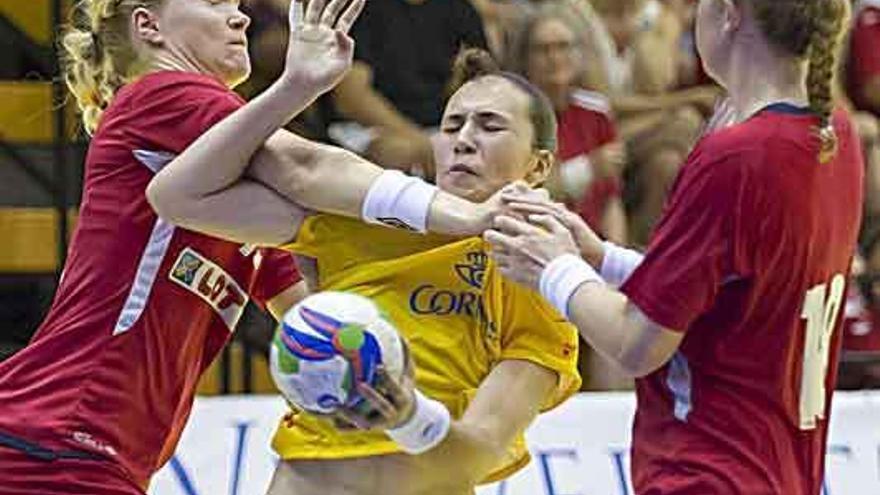 La jugadora zamorana es frenada por dos noruegas.