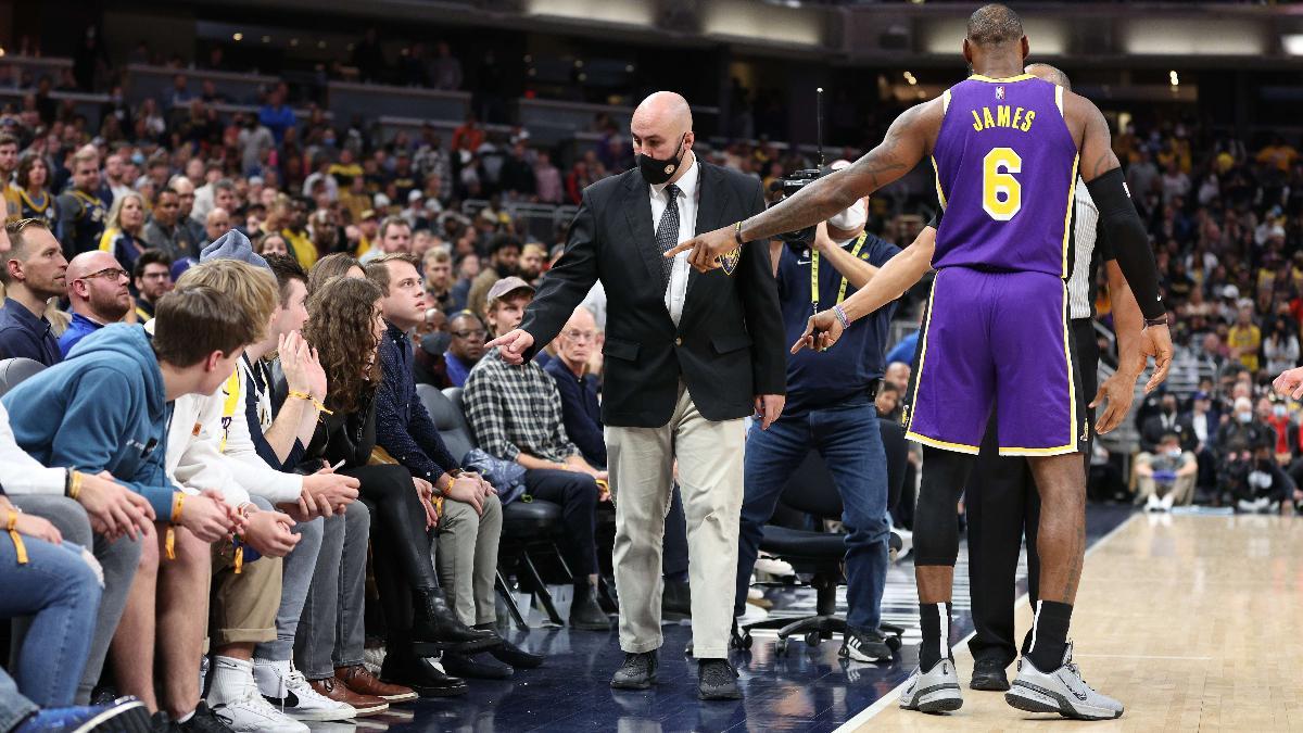 LeBron James, señalando a las aficionadas de Indiana