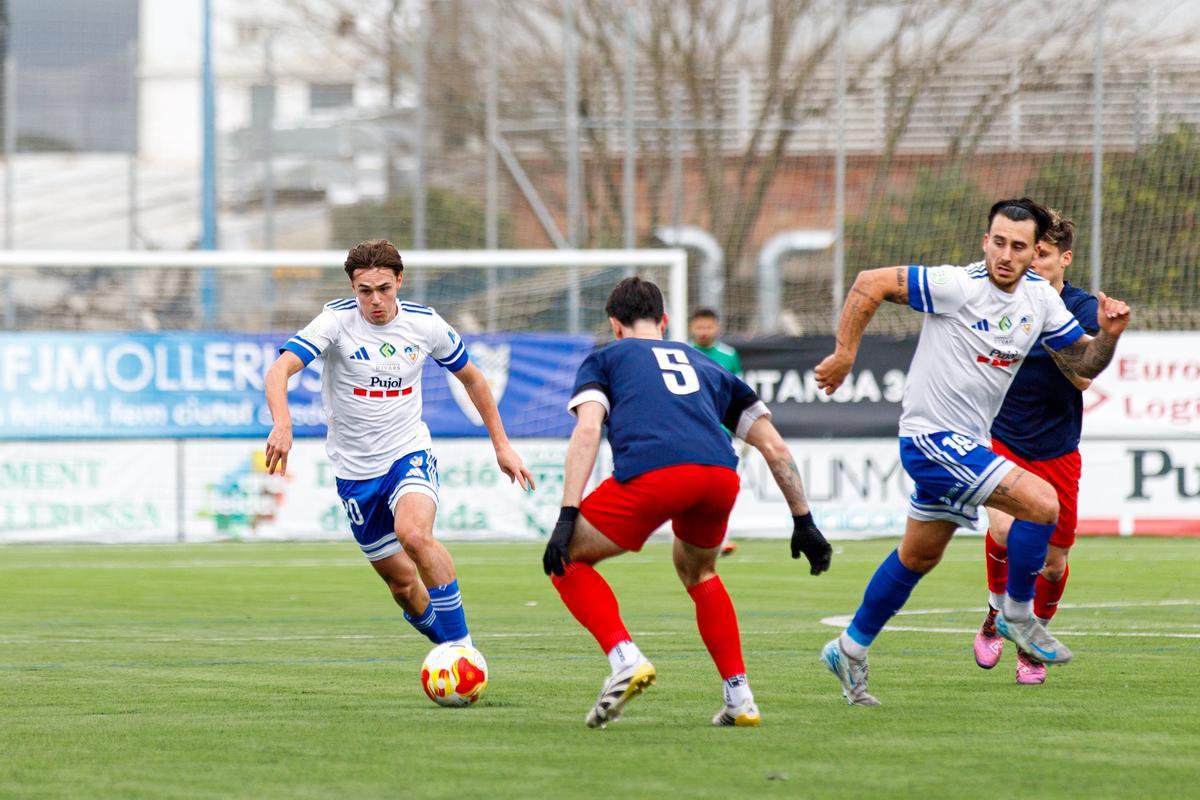 Toni Badia mira de frenar Roger Coll