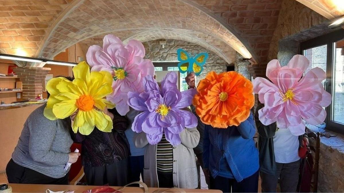 Veïnes del poble han fet durant dies la decoració de la festa